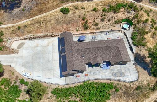 Ahwahnee House | Yosemite Hilltop Gated Villa near Oakhurst, Bass Lake and Mariposa w EVCharger Hottub Grill and Awesome Views!