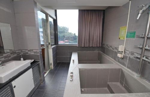 Baihe Hotel | Yosemite Hot Spring Resort