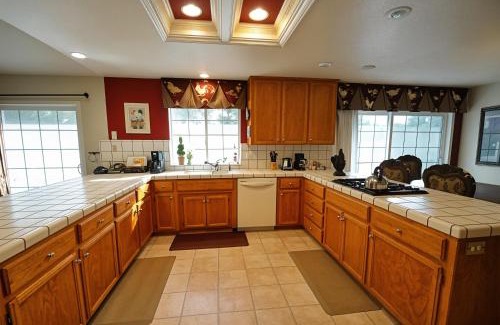 Groveland House | Yosemite Villa - Only 0,3 Miles from Lake Lodge Beach and Playground