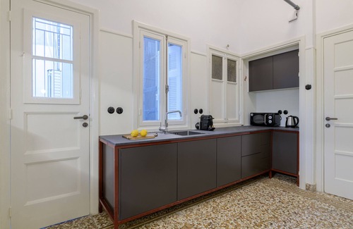 Plaka Apartment | Your 4 bdrm Dream House w/Acropolis View & Jacuzzi