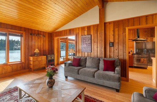 Long Harbour House | Your Cozy Seaside Sanctuary & Private Spa Getaway – 5 Min to Town!