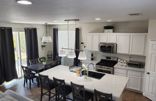 El Centro House | Your Dream 5 BR Getaway -Sleeps 11+-Great Location