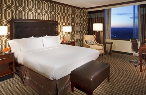 Alexandria West House | Your Home Away From Home! Two Great Units, Pool, Just Minutes to National Mall