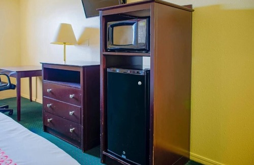 Duncan Hotel | Your Next Duncan Stay With Parking Near Outdoor Trails And Great Eats