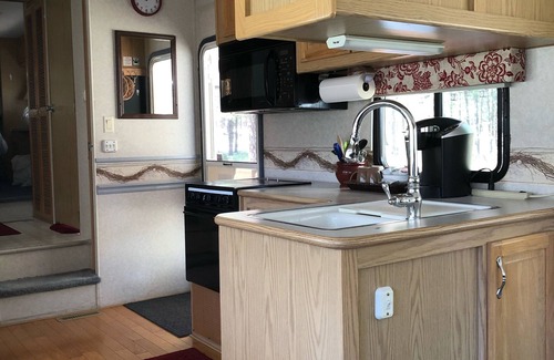 Custer House | Your Oasis is waiting! Glamping with all the amenities. Cozy, private, relaxing.