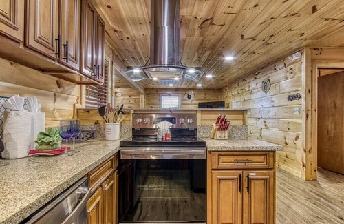 Sevierville Cabin | 🌈Your Own Mini-GOLF☀️Private HOT TUB✔️No steep Rds✔️Pets