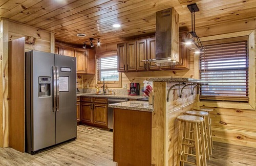 Sevierville Cabin | 🌈Your Own Mini-GOLF☀️Private HOT TUB✔️No steep Rds✔️Pets