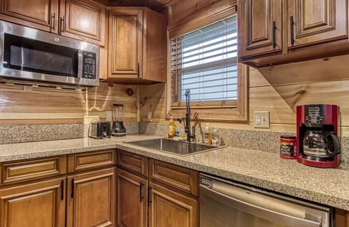 Sevierville Cabin | 🌈Your Own Mini-GOLF☀️Private HOT TUB✔️No steep Rds✔️Pets