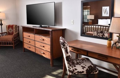 Broken Arrow Hotel | Your Perfect Broken Arrow Stay with Cozy Rustic Rooms! Pet-friendly