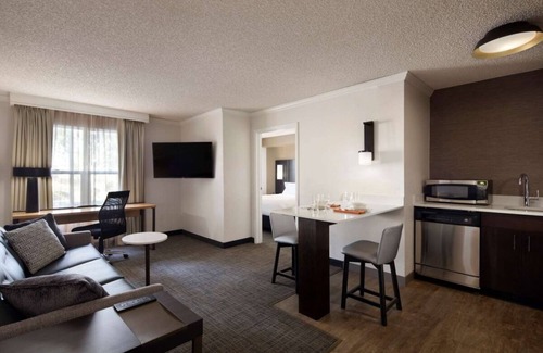 Raisin Hotel | Your Perfect Getaway in Fresno! Full Kitchen, Outdoor Pool, Pets Allowed!
