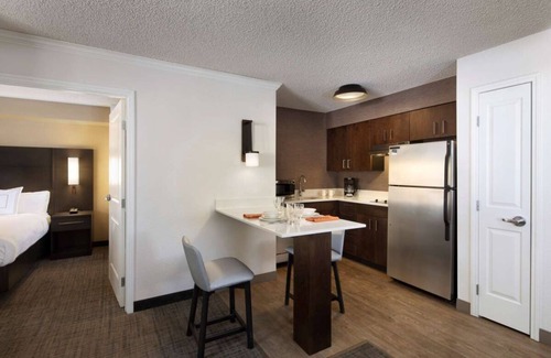 Raisin Hotel | Your Perfect Getaway in Fresno! Full Kitchen, Outdoor Pool, Pets Allowed!
