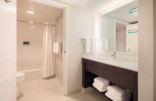 Raisin Hotel | Your Perfect Getaway in Fresno! Full Kitchen, Outdoor Pool, Pets Allowed!