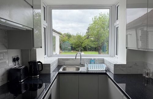Sheffield House | Your Relaxing 2-Bed Getaway with Parking