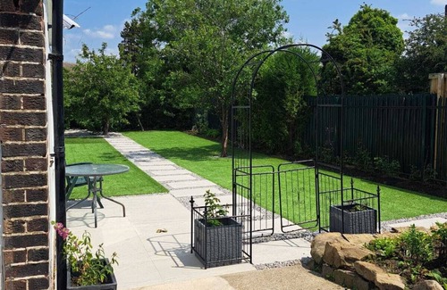Sheffield House | Your Relaxing 2-Bed Getaway with Parking