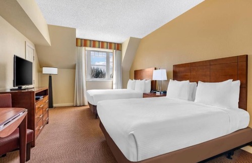 South Lake Tahoe Hotel | Your Stylish Mountain Retreat! Kitchenette, Outdoor Swimming Pool!