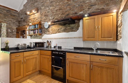 Llanglydwen House | Ysgubor Ganol - One Bedroom House, Sleeps 2