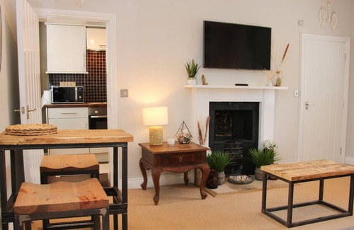 Bridgnorth Apartment | YULE SUITE, romantic, with a garden in Bridgnorth