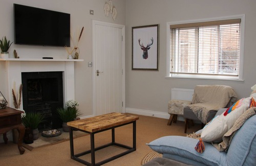 Bridgnorth Apartment | YULE SUITE, romantic, with a garden in Bridgnorth