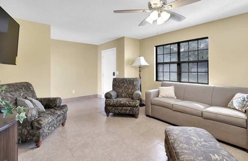 Southside House | ~Yuuuuge Yard Sleeps 8 Near Avenues Mall~