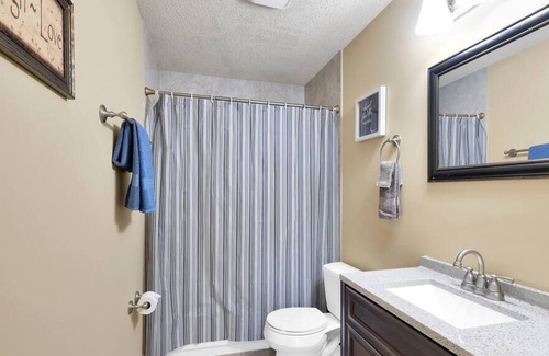 Southside House | ~Yuuuuge Yard Sleeps 8 Near Avenues Mall~