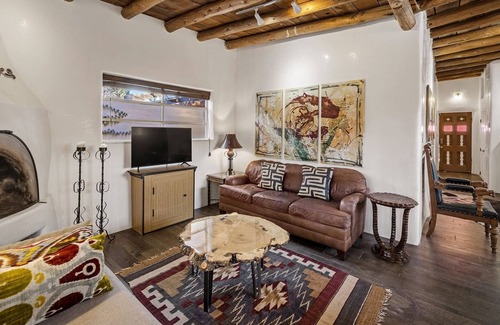 Historic Eastside House | Zatara Sanctuary - Walk to Canyon Road