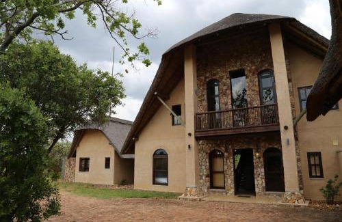 Leeupoort House | Zebula 7 Bedroom with Mountain Views – Z127