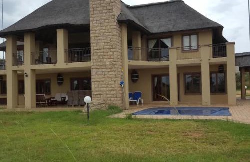 Leeupoort Villa | Zebula Golf and Wildlife Estate - Owl's Haven Pax 10 - Moi Signature Luxury villa