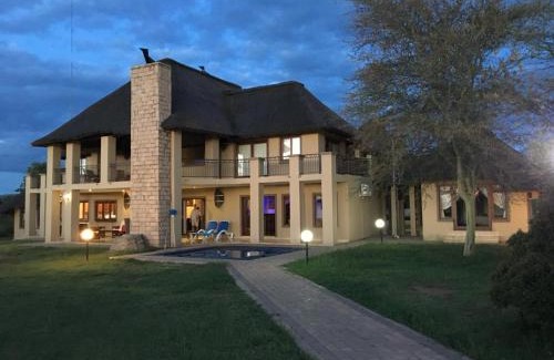 Leeupoort Villa | Zebula Golf and Wildlife Estate - Owl's Haven Pax 10 - Moi Signature Luxury villa