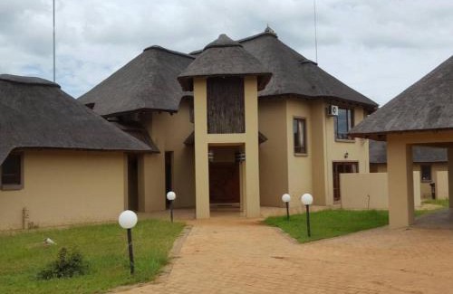 Leeupoort Villa | Zebula Golf and Wildlife Estate - Owl's Haven Pax 10 - Moi Signature Luxury villa