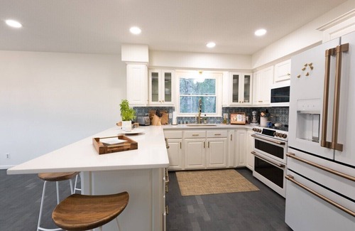 Minnetonka House | "Zen Den" on the Lake - Downtown Wayzata Charm, Pet & Family Friendly by Roxy Rentals