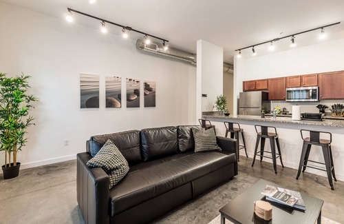 Downtown Memphis Apartment | Zen Garden KING SUITE downtown + POOL & GYM
