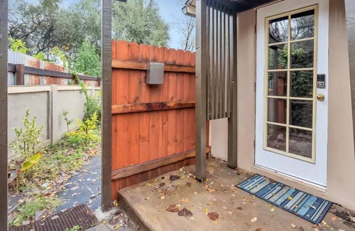 Loomis Cottage | Zen Influenced Cottage in DT Loomis with Complimentary Wine!
