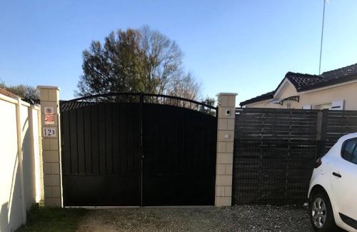 Saint-Medard-de-Guizieres Apartment | Zen room in a private home with a swimming pool