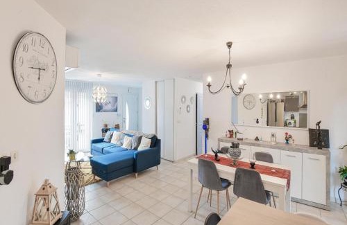 Saint-Medard-de-Guizieres Apartment | Zen room in a private home with a swimming pool