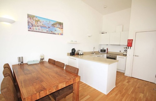Newquay Apartment | Zenith 16 is a beautiful apartment overlooking Porth Beach