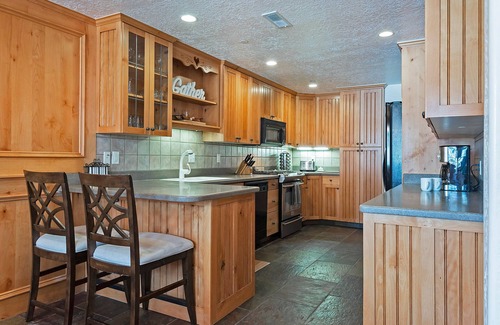 Midway Ski Chalet | Zermatt Resort Chalet for Groups & Families 722