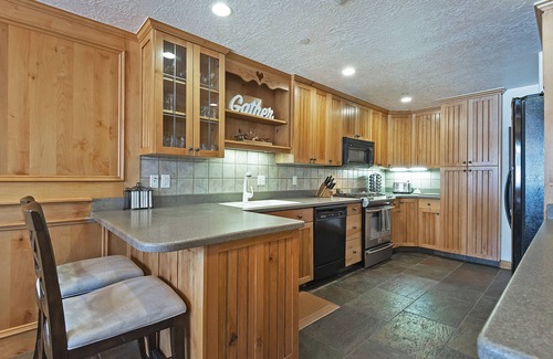 Midway Ski Chalet | Zermatt Resort Chalet for Groups & Families 722