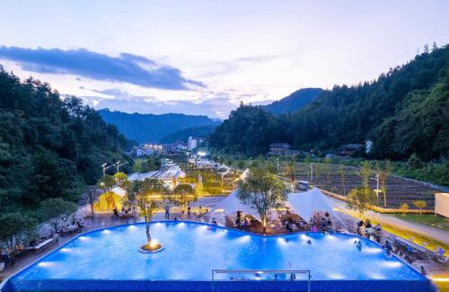 Wulingyuan Hotel | ZhangJiaJie Peak&Creek Resort-At National Forest Park with Free Shuttle