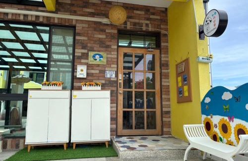 Zhiben House | Zhiben Sunflower Bed and Breakfast
