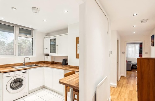 Bunhill Apartment | ZONE 1 LOCATION - Buses/trains and all amenities on your doorstep