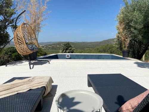 À 12, piscine, BBQ, calme et café face montagne