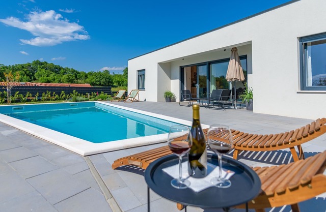 Üppige Villa: Pool & Eingezäunter Garten