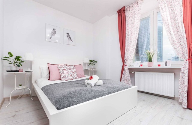 Świętokrzyska 32 | Elegant Apartment | Desk