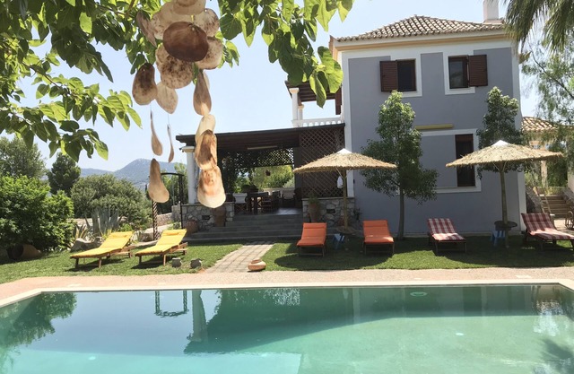 Βιλλα με ιδιωτικη πισινα με θεα θαλασσα με μεγαλο κηπο σε αρχαιολογικους χωρους