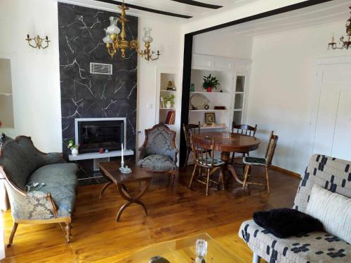 Διώροφο πέτρινο σπίτι με θέα Agiasos Classic Stone House