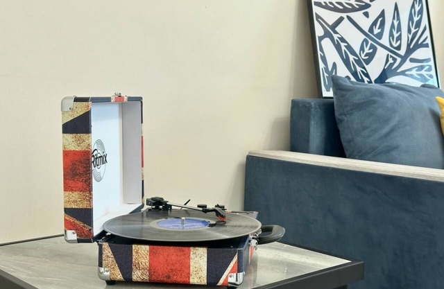 Уютные апартаменты с видом на горы в центре города, с оборудованной кухней.