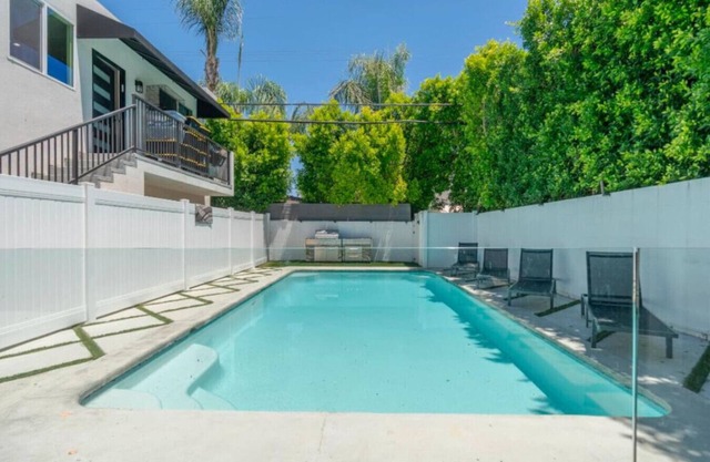 ৎ୭Modern Encino Retreatৎ୭w/pool, lush yard&comfort