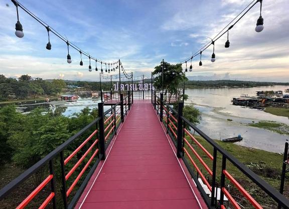 ปลายเขื่อนแคมป์ปิ้ง บ้านเรือนไทย