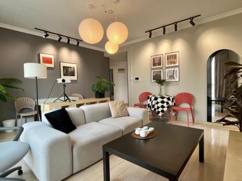 品鉴静安寺超大落地窗 宽敞 阳光摩登一房一厅 有电梯 投影 夜晚城市风景