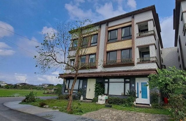 宜蘭凱西在家親子民宿 包棟 電動麻將 飛鏢機 夏日戲水池